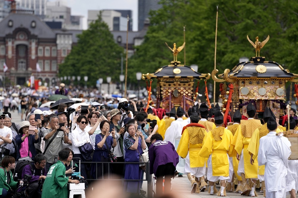 日本爆發嚴重「食人菌」疫情，患者人數已創新高。圖為日本東京7日舉行「山王祭」祭典。（美聯社）