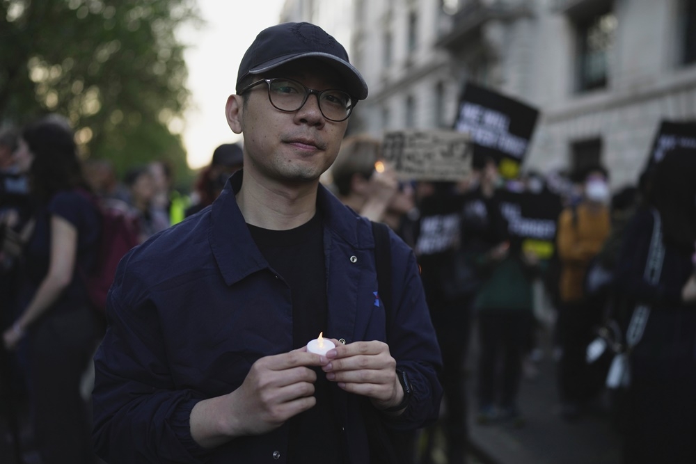 香港保安局撤銷羅冠聰等6人的護照。圖為羅冠聰去年在英國倫敦參加悼念六四活動。（資料照片／美聯社）