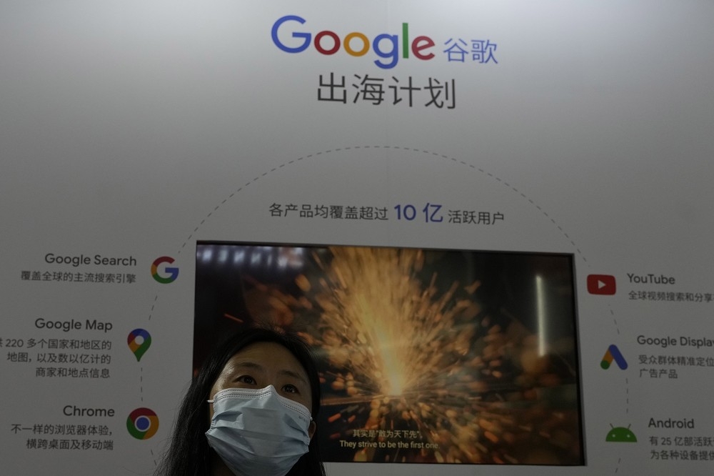 Google的Gemini生成內容，遭爆簡體中文服務近乎全盤的接納北京當局內容。圖為去年7月上海世界人工智能大會的Google攤位。（美聯社）