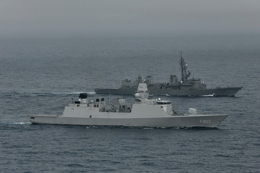 荷蘭皇家海軍巡防艦「特龍普號」抵達日本水域，與海上自衛隊護衛艦展開聯演。（取自JMSDF）