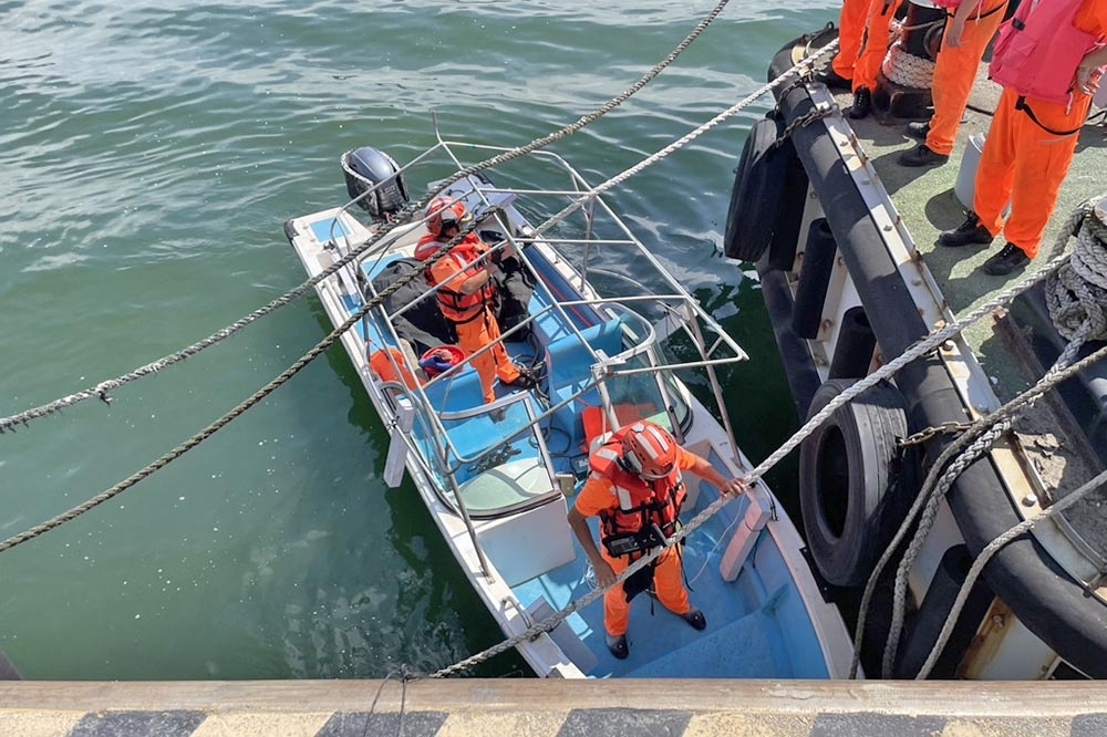 解放軍退役阮姓少校艇長駕小型快艇闖淡水河，國防部證實海軍雷達沒辦法發現這麼小的船。（海巡署提供）