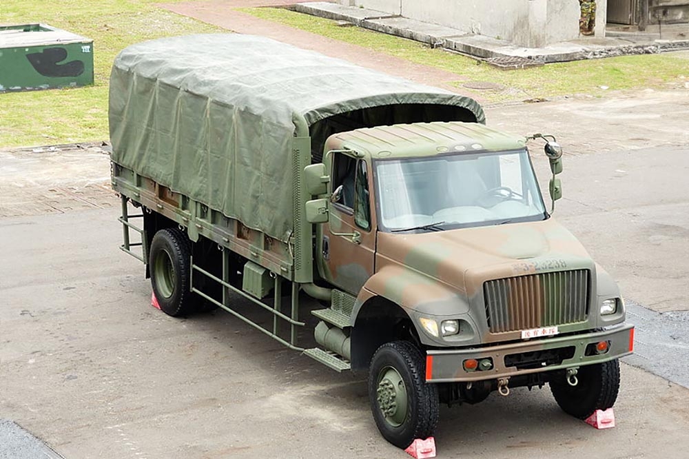 陸軍3.5噸載重卡車保修案，陸軍未依法應採公開招標由兩家來決標，但仍採指廠一家議價決標。（取自維基百科／玄史生攝）
