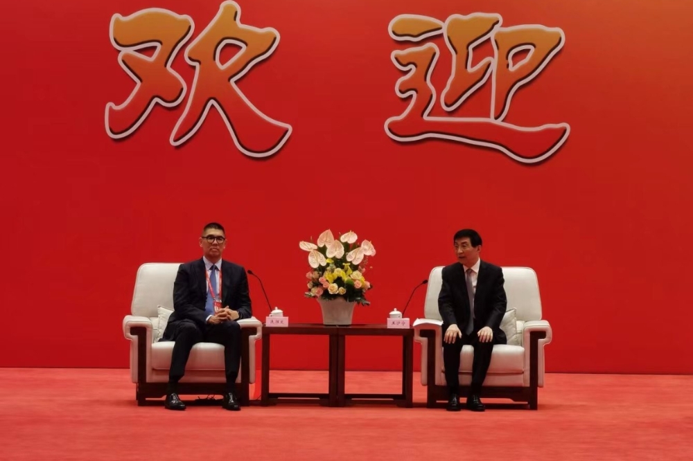 中國全國政協主席王滬寧（右）會見連勝文（左）。（取自微博）