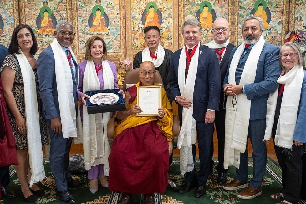 美國眾議員跨黨派代表團前往印度北部，訪問西藏流亡政府，並且與達賴喇嘛會面。（取自達賴喇嘛X平台帳號）