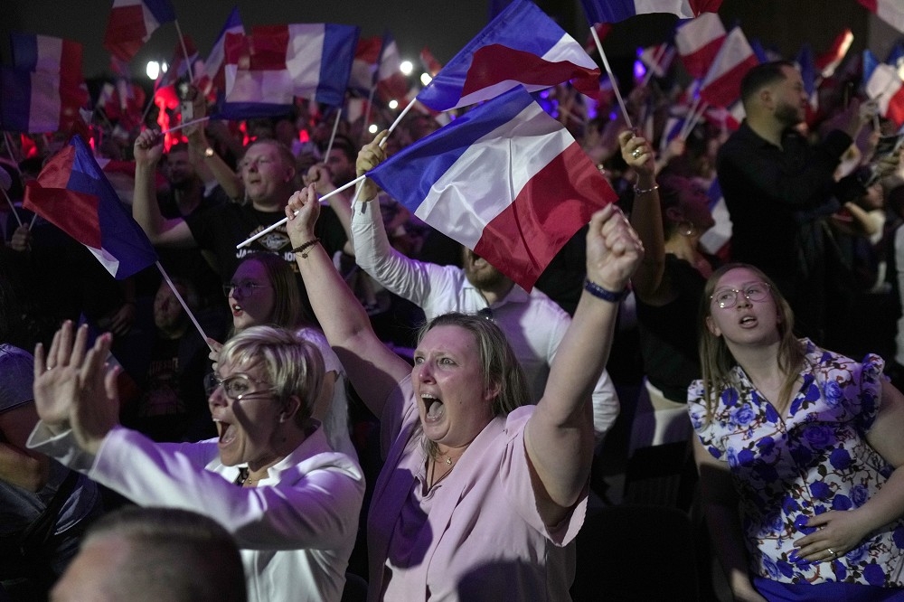 法國極右派政黨「國民聯盟」（RN）在國會大選首輪投票中，拿下歷史性的勝利。（美聯社）