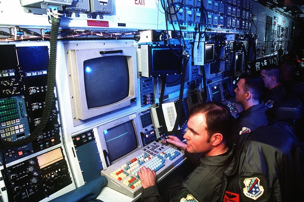 RC-135電子偵察機內部。（維基百科）