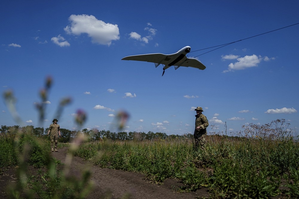 俄國正尋求透過商業合作，藉由中國的工廠生產烏克蘭前線所需的自殺無人機，引發西方警告。圖為烏軍發射偵察無人機。（美聯社）