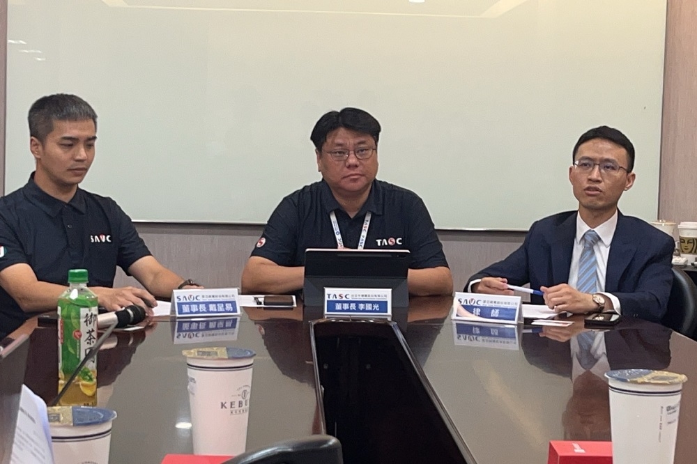 星亞董事長戴呈易（左起）、台亞董事長李國光、律師陳昭龍在記者會說明星亞恢復監察人登記及重新申請登錄興櫃。（星亞視覺提供）