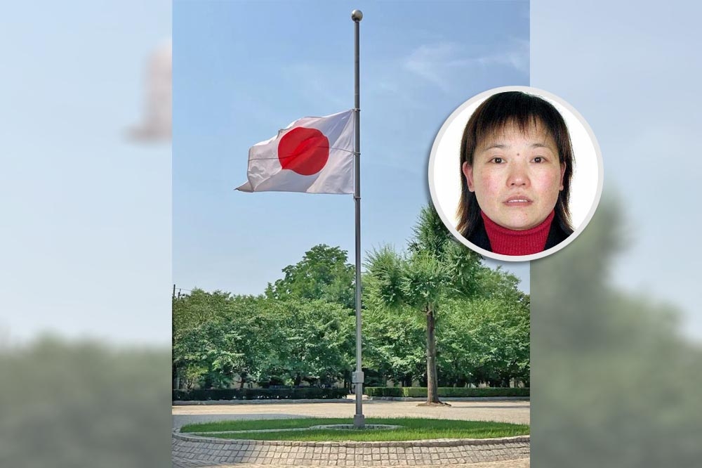 蘇州巿民胡友平為阻止凶徒殘殺日本小學生而喪生，日本大使館為她降下了半旗。（圖片來源：網路截圖）