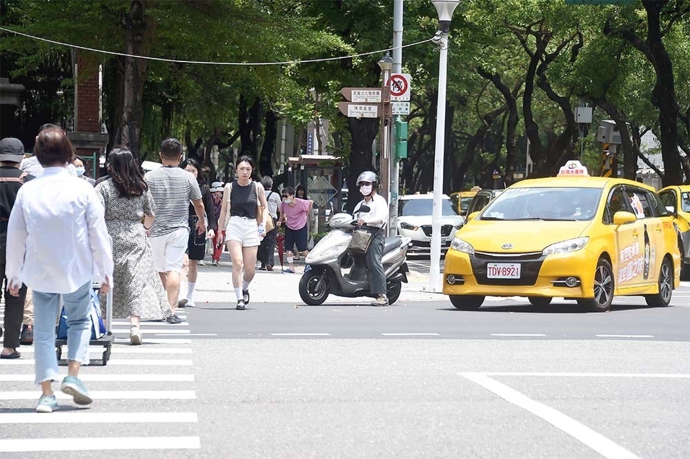 有民眾在公共政策網路參與平台提案「恢復微罪檢舉」，反對放寬修正規範，要求行政院立即撤回。（資料照片／張哲偉攝）