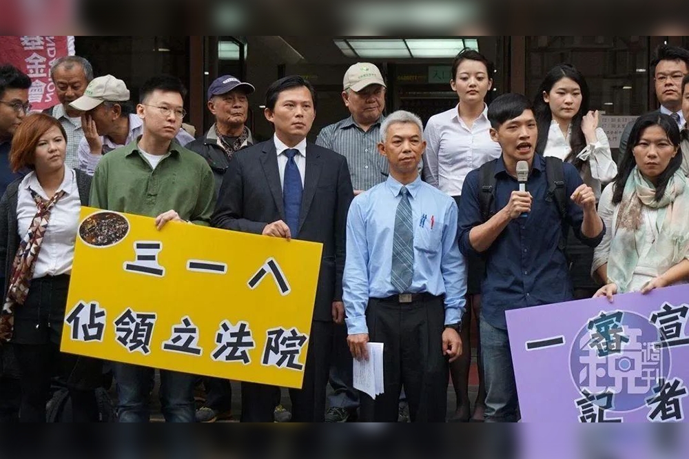 柯文哲前幕僚張益贍透露，尤伯祥（右三）曾是太陽花學運辯護律師，為黃國昌（左三）等人辯護。（取自張益贍Threads）