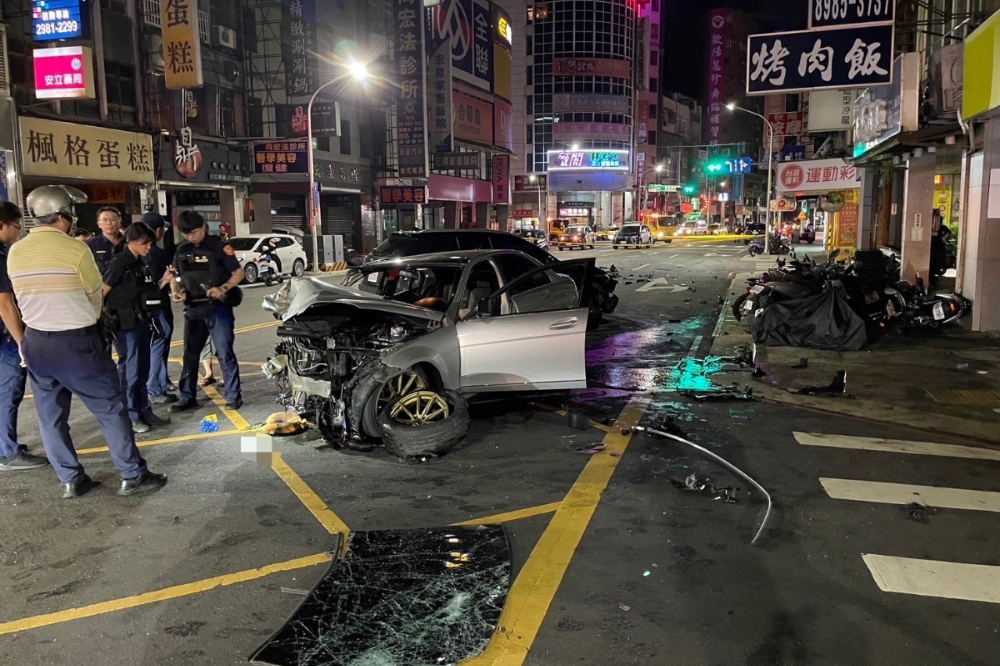 三重警分局厚德派出所警車遭賓士車逆向衝撞，兩車損毀，造成1名警員死亡、5人受傷。（翻攝畫面）