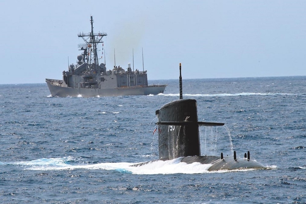 台灣的潛艦國造計畫在籌備時，出現大、小潛艦之爭，不只左右當時的設計方向，未來也將影響國軍水下戰力的運用方式與發展路線。（軍聞社提供）