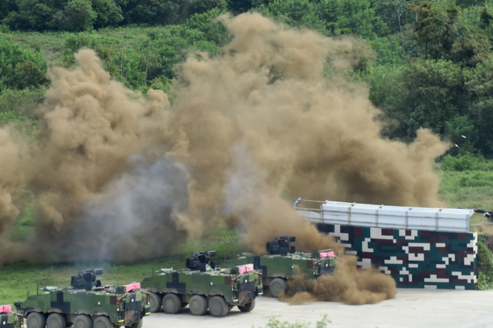 CM34雲豹裝甲車，疑遭後方一輛白色轎車碰撞。（資料照片／張哲偉攝）