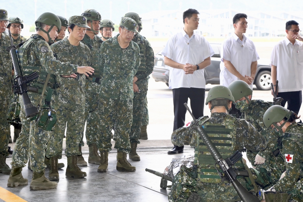 賴清德褪下西裝，換上軍服進行國軍視察。（王侑聖攝）