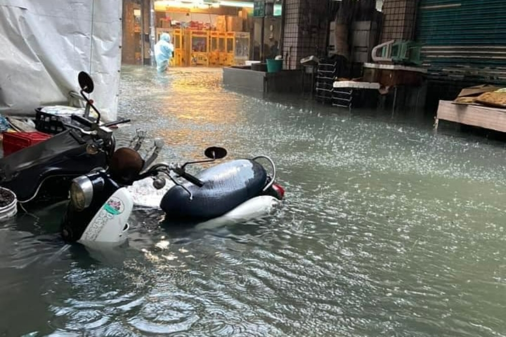 颱風外圍環流與西南氣流壟罩高雄，導致各地淹水情況嚴重，氣象署今天上修3日累積雨量。（取自高雄點粉專）