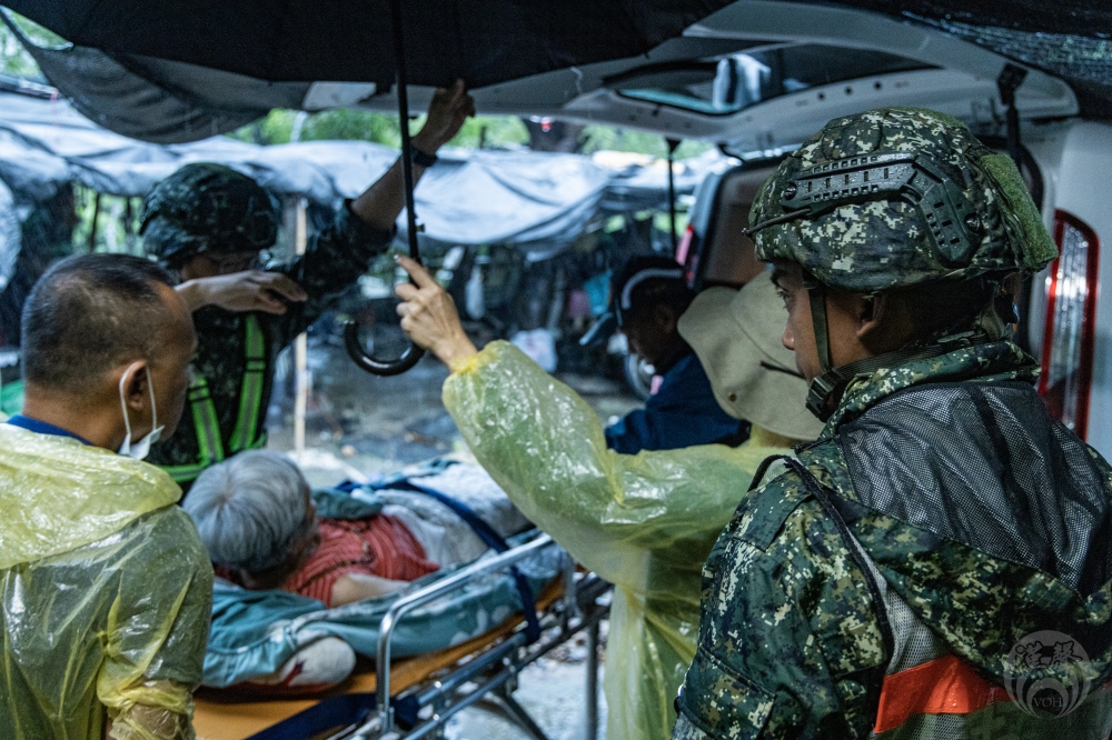 陸軍第四作戰區今天挺進山區，協助當地村民撤離至安全收容處所。（國防部提供）