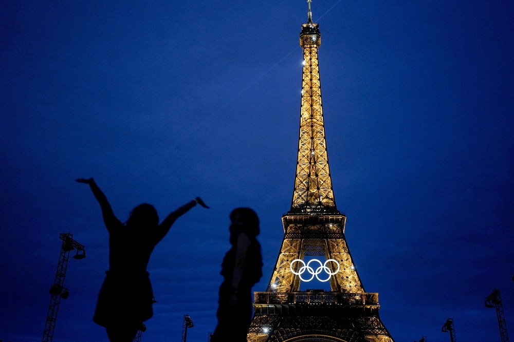 2024年巴黎奥运将在台湾时间27日凌晨开幕。图为开幕式前夕的艾菲尔铁塔，也将是开幕式的主要集结地。（美联社）(photo:UpMedia)