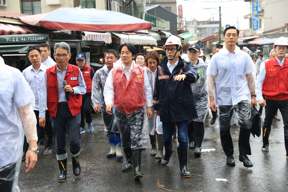 賴清德前往高雄美濃勘災時，同意高雄市長陳其邁的請求，中央加碼淹水補助。（高雄市政府提供）