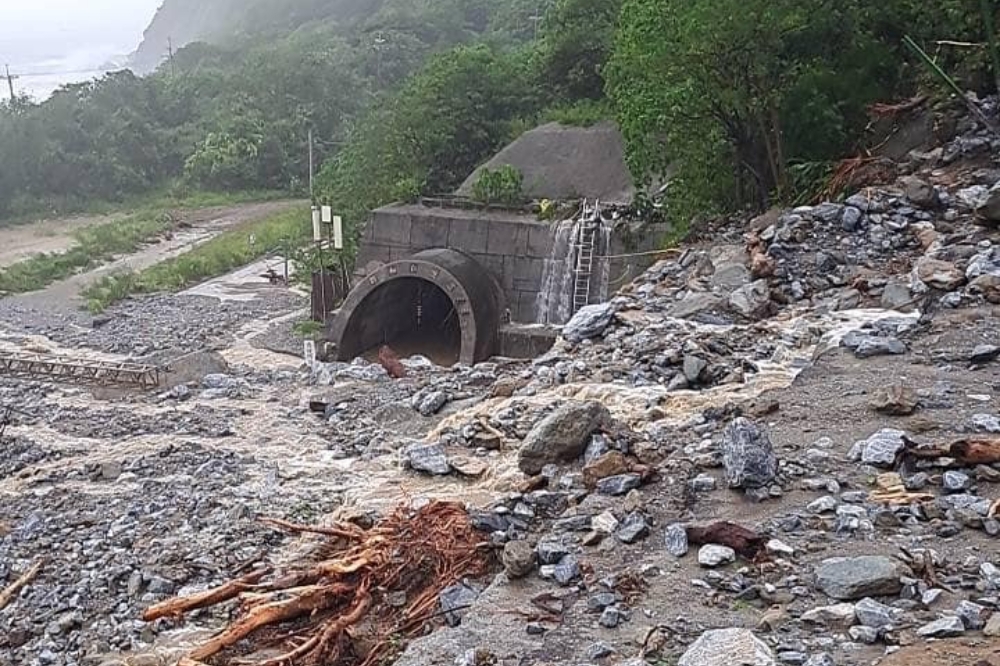 台鐵花蓮段遇土石流鐵軌消失　荖濃溪暴漲明霸克露橋又斷了