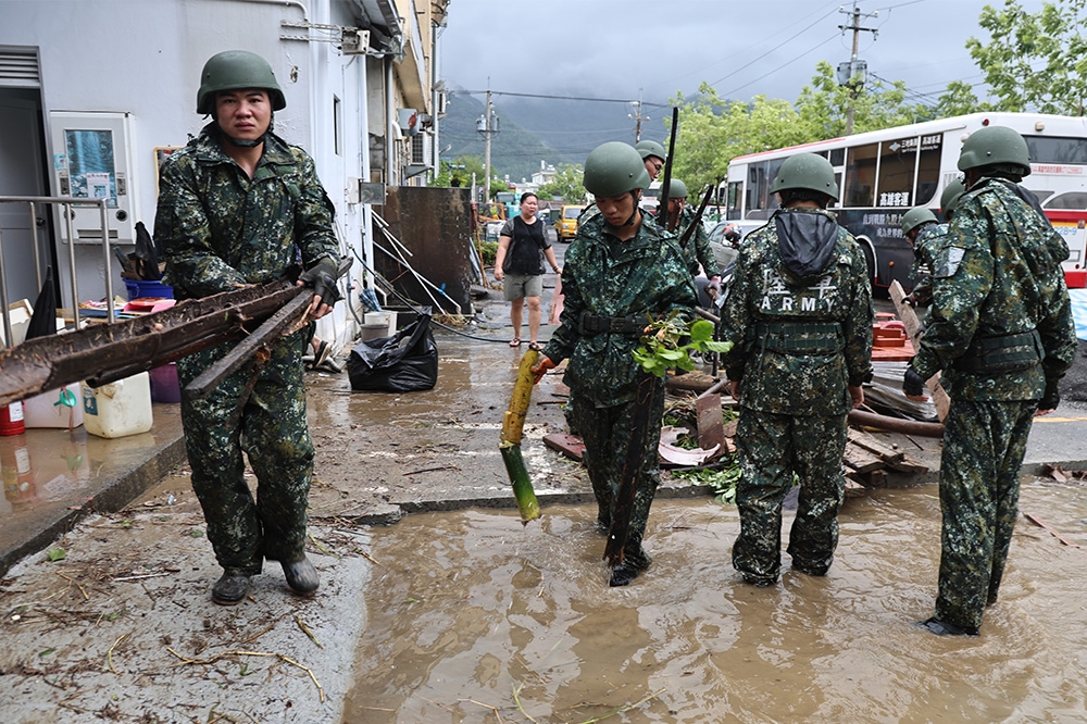 第四作戰區官士兵今天挺進災區，協助清除淤泥、倒木。（國防部提供）