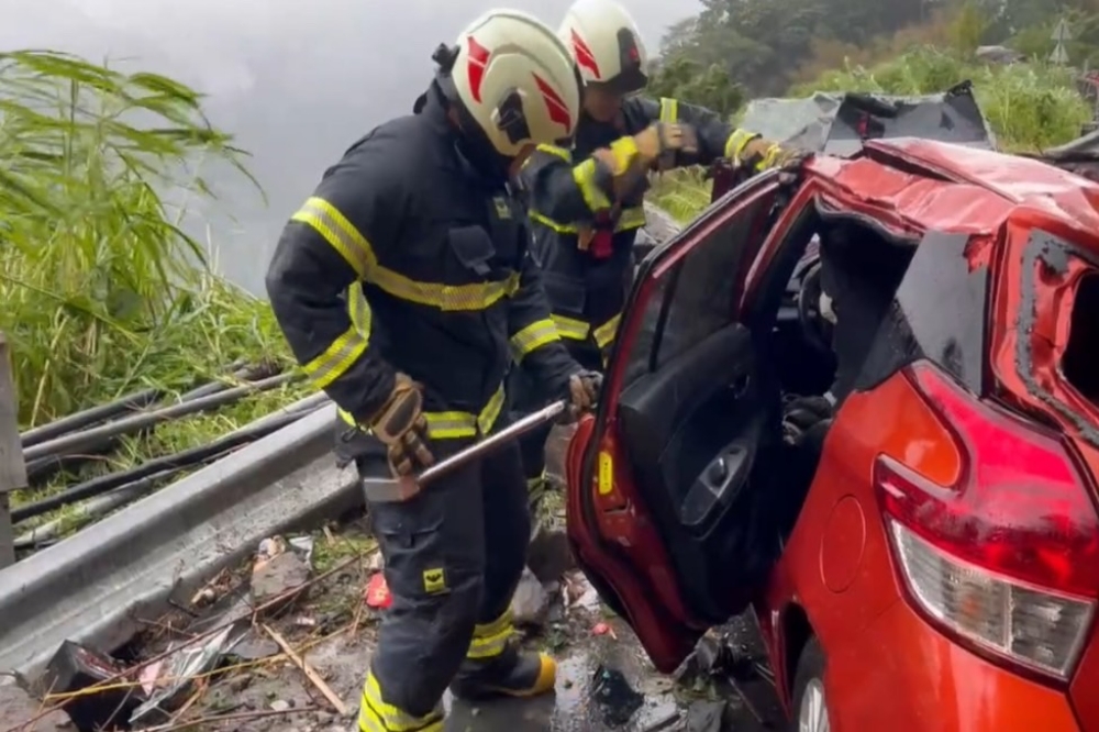 嘉義阿里山何姓火車維修員在開車下山途中，遭落石擊中，警方檢視目前無生命跡象。（翻攝畫面）