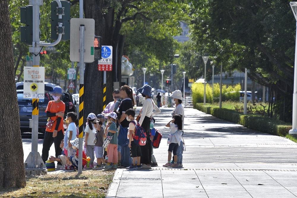 高雄市政府工務局道路養護工程處以「人本精神」為主軸逐步改造通行環境。（高雄市政府工務局道路養護工程處提供）