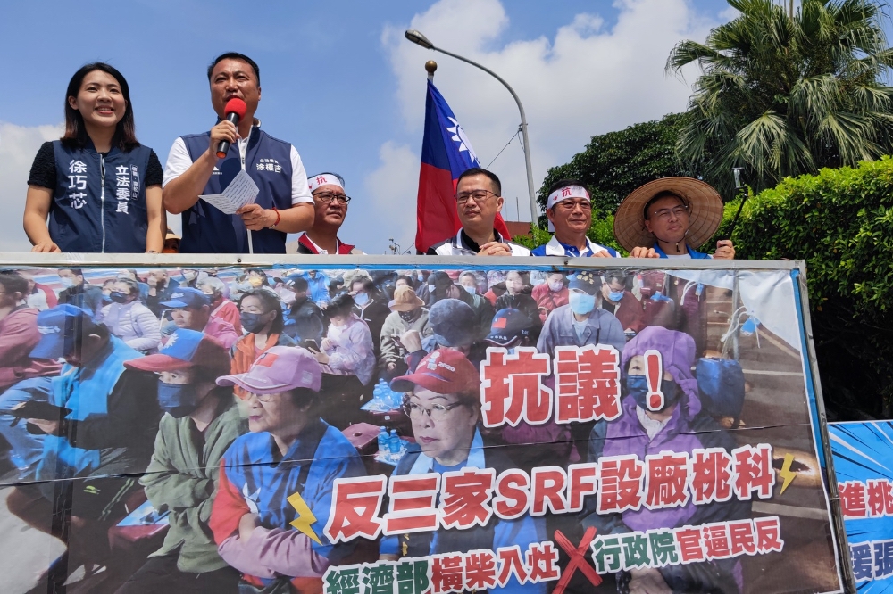 國民黨立委涂權吉、桃園市議員吳進昌、許更生等人，今天（7日）率領桃園觀音鄉親北上抗議。（取自涂權吉臉書）