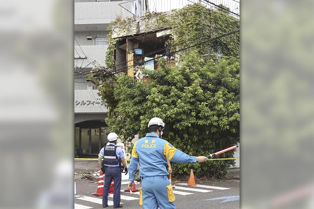 日本九州外海發生大地震，包括宮崎縣與鹿兒島等地都出現建物受損的情形。（美聯社）