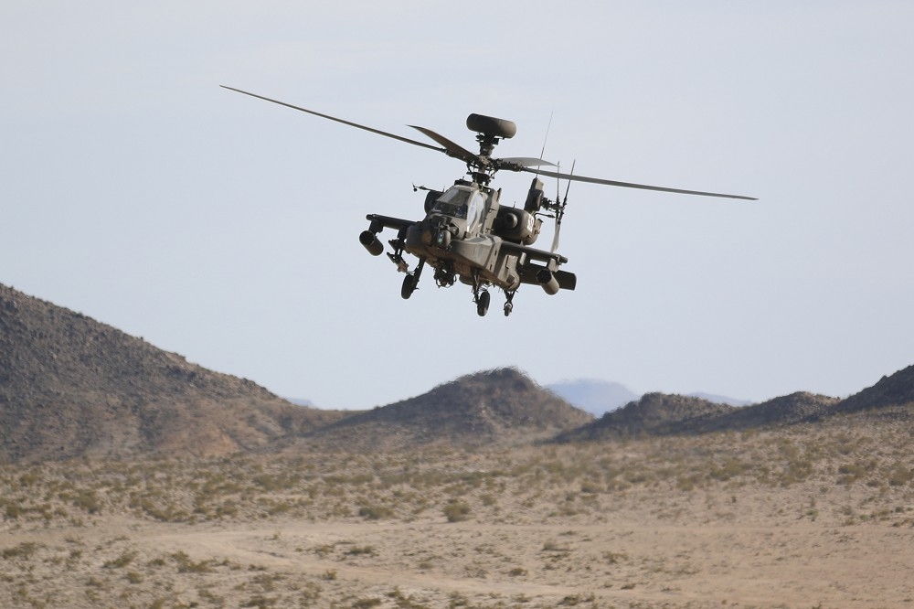 美國陸軍AH-64「阿帕契」直升機，7日在例行訓練期間墜毀，導致機上乘員1死1傷。（取自DVIDS網站）