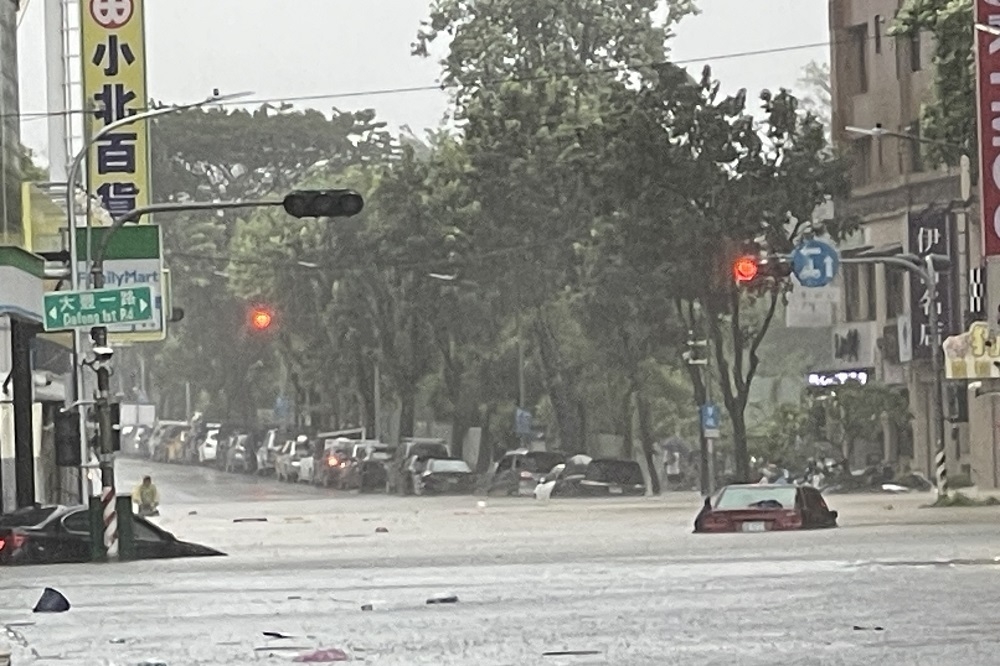 強颱凱米致災性降雨，加上天文大潮影響，造成高雄市區淹水災情。（朱窈慧攝）