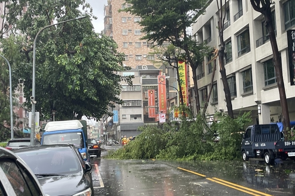 凱米颱風重創高雄市，高市府社會局今天（12日）宣布，補助申請延長至9月30日前皆可受理。（朱窈慧攝）