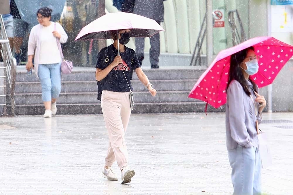 明天（16日）至周六，西半部有局部短暫陣雨，午後各地有局部短暫陣雨。（資料照片／王侑聖攝）