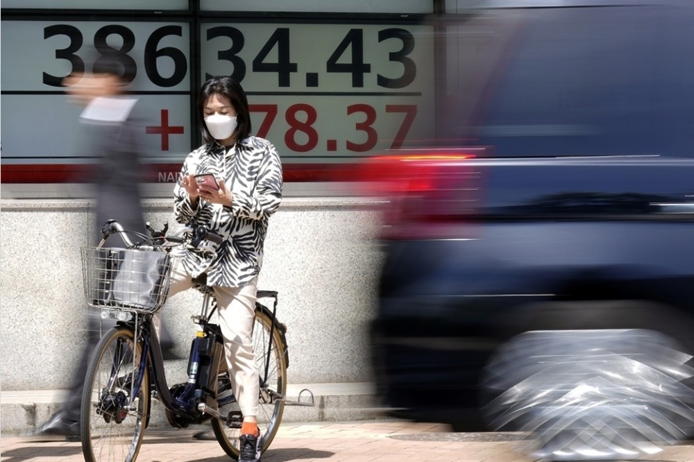 日本政府頒布新規，進一步禁止危險騎乘自行車的行為。（資料照片／美聯社）