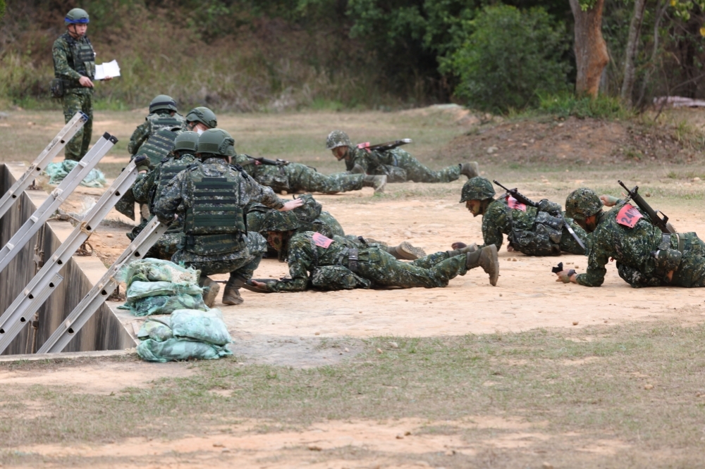 國軍結構仍仰賴大量人力資源，基層部隊缺乏通信設備、中型戰術輪車，專業化的基層士官和軍官亦不足，機械化和資訊化的投入也不夠。（資料照片／攝影：陳愷巨）