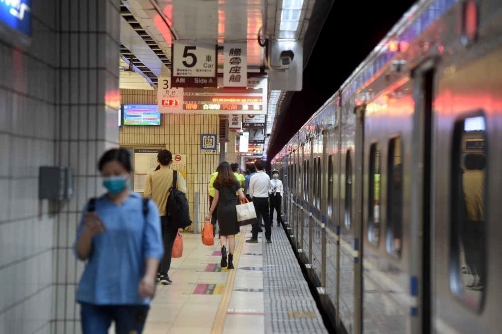 國慶假期車票自9月11日凌晨12點起，開放網路、台鐵e訂通、超商及電話語音訂票。（資料照片／張哲偉攝）