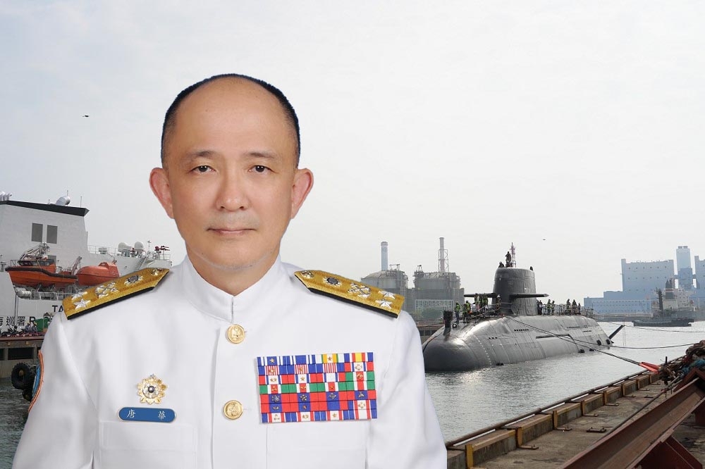 海軍司令唐華將潛艦量產規劃從「3+2+2」變更為「2+3+2」，導致預算重新計算編列而延宕。 （合成畫面／國防部、台船提供） 