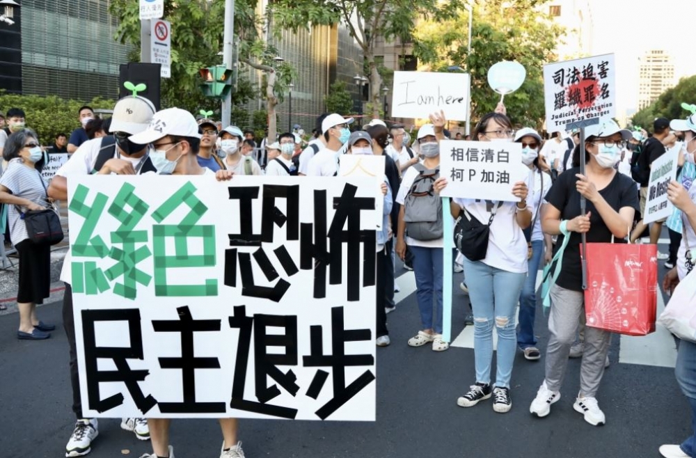 柯文哲涉嫌圖利被收押，「統一義勇軍」出來相挺，究竟是基於政治立場一致，還是他們跟小草一樣認為柯文哲沒有貪腐？（攝影：王侑聖）