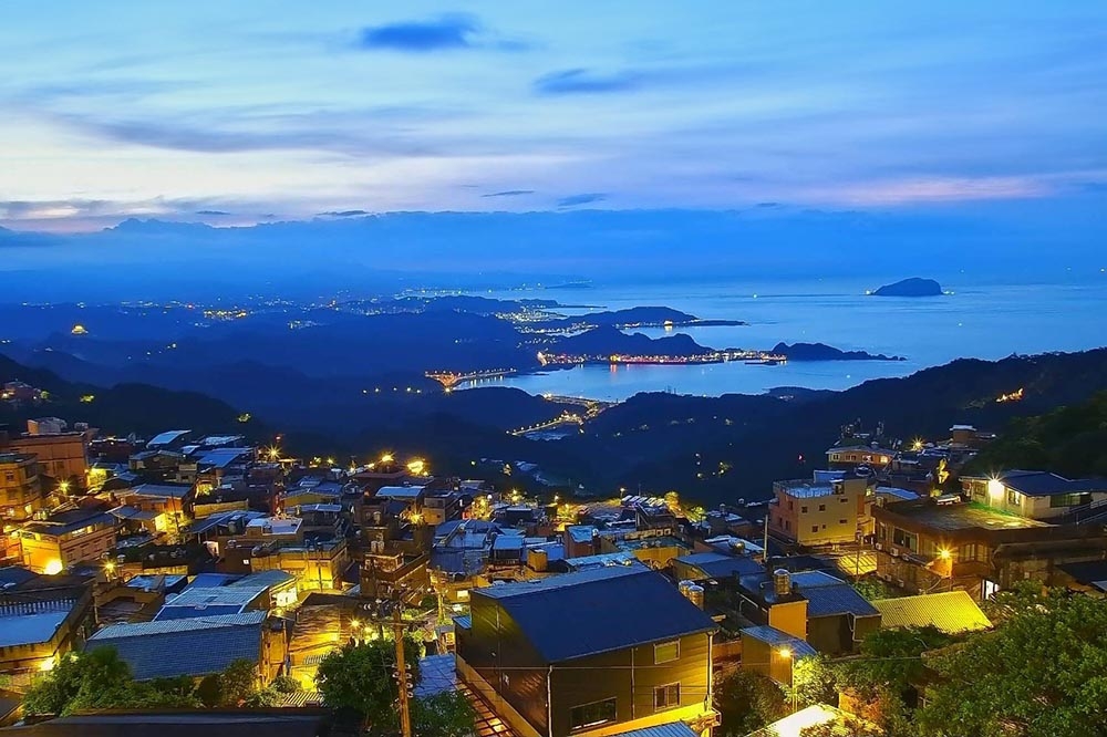 九份基山老街可欣賞皎潔明月與山城夜景。（新北市政府提供）