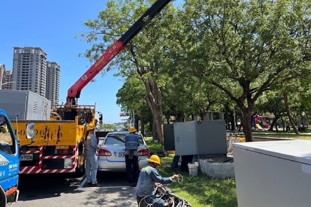 台電高雄區處工一課同仁於8月下旬在左營區翠華路進行更換自動化開關工作。（台電提供）