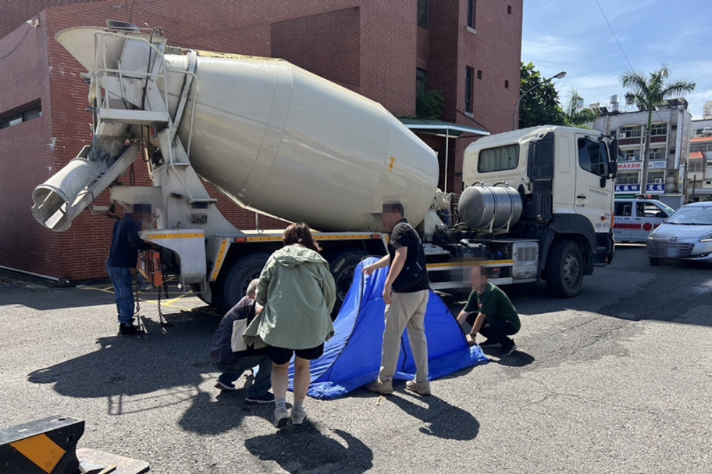 台南麻豆監理站的女代辦員，幫忙拆車牌時，遭司機不慎輾斃。（取自記者爆料網）