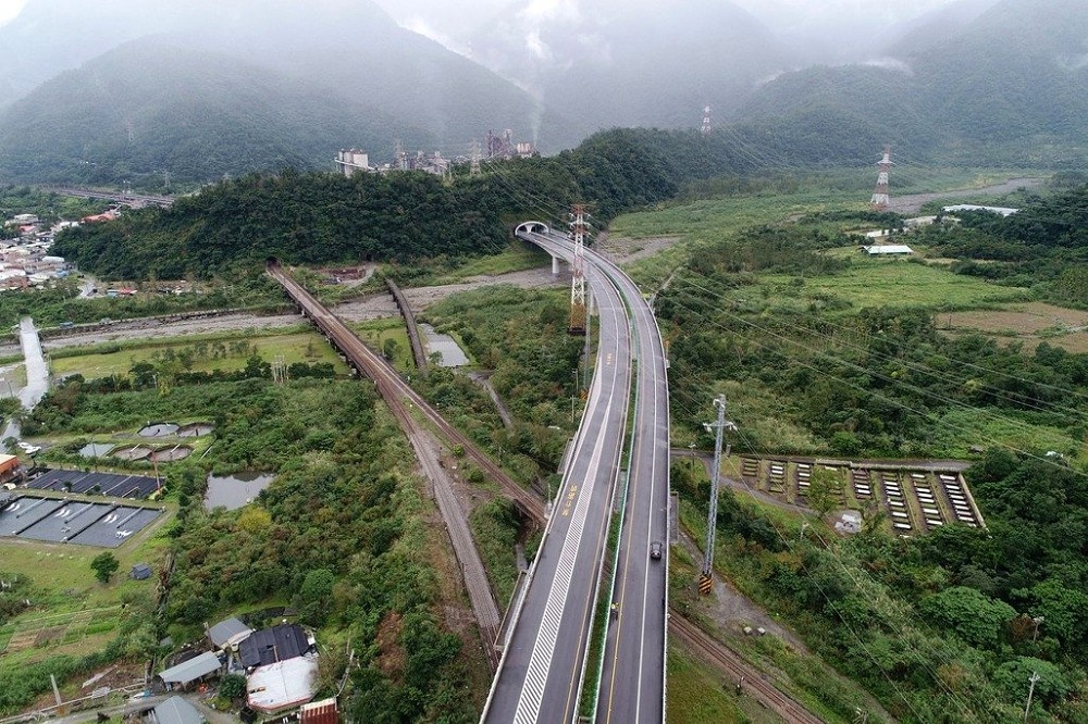 韓國瑜舉花東三法為例，明明是為台灣好，卻被民眾醜化、汙名化，曾勸傅崐萁，「人生直路走不通，走曲線也可以」。圖雖花改空拍照。（交通部公路局提供）
