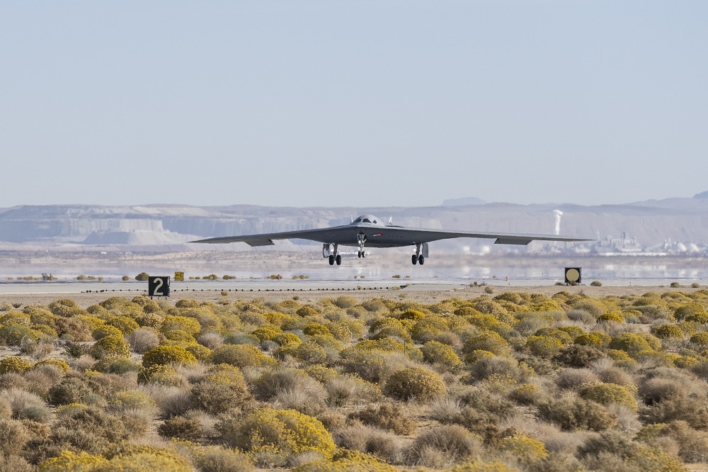 美國空軍首度公布B-21「突襲者」匿蹤轟炸機飛行測試畫面。（取自美國空軍網站）