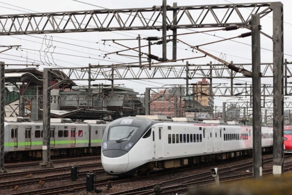 受到豪大雨影響，新北市猴硐車站至三貂嶺車站間落石崩落，平溪線全區停駛。（資料照片／陳愷巨攝）