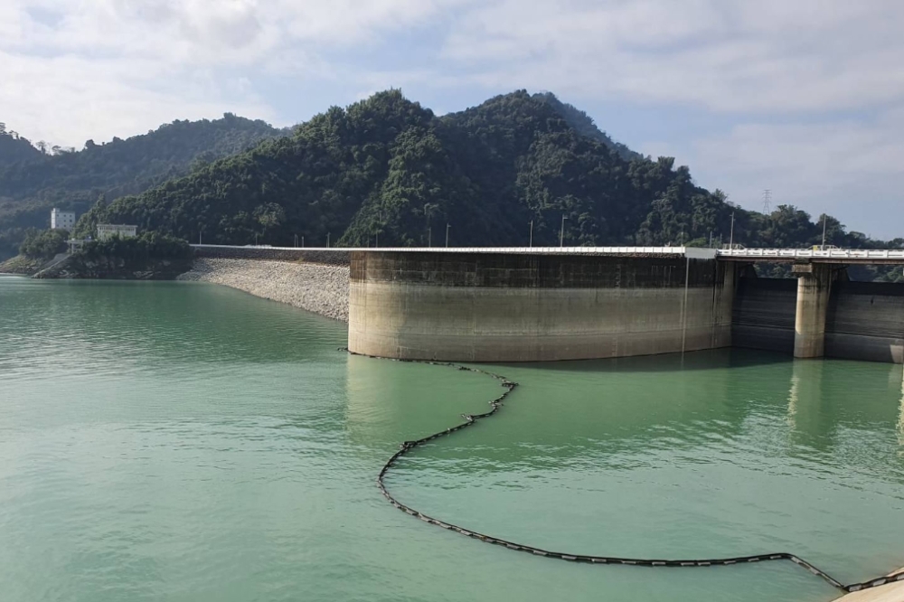 曾文水庫昨單日累積雨量，以及每秒調節性放水量等，創下繼7月颱風「凱米」之後的紀錄。（取自粼波南水臉書）