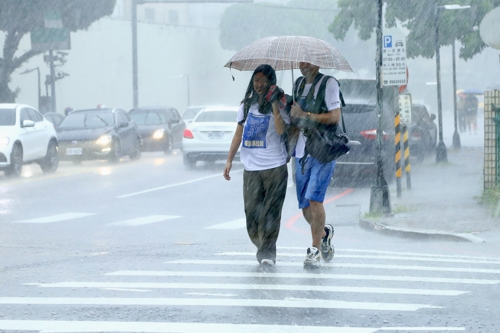 中央氣象署今天針對全台19縣市發布豪雨、大雨特報。（資料照片／王侑聖攝）