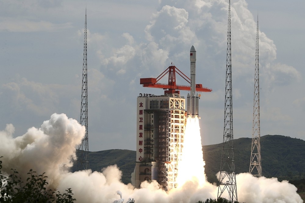 國防部指出，今天上午偵獲中國山西太原衛星發射中心於黃海海域，執行運載火箭搭載衛星發射任務。圖為「長征六號甲」運載火箭日前載運衛星升空。（美聯社）