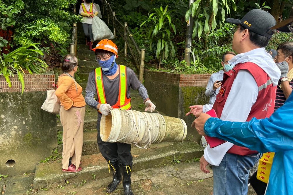 新北副市長劉和然今天上午率75人清理環山步道管制區270個儲水容器及1.5噸廢棄物。（新北市衛生局提供）