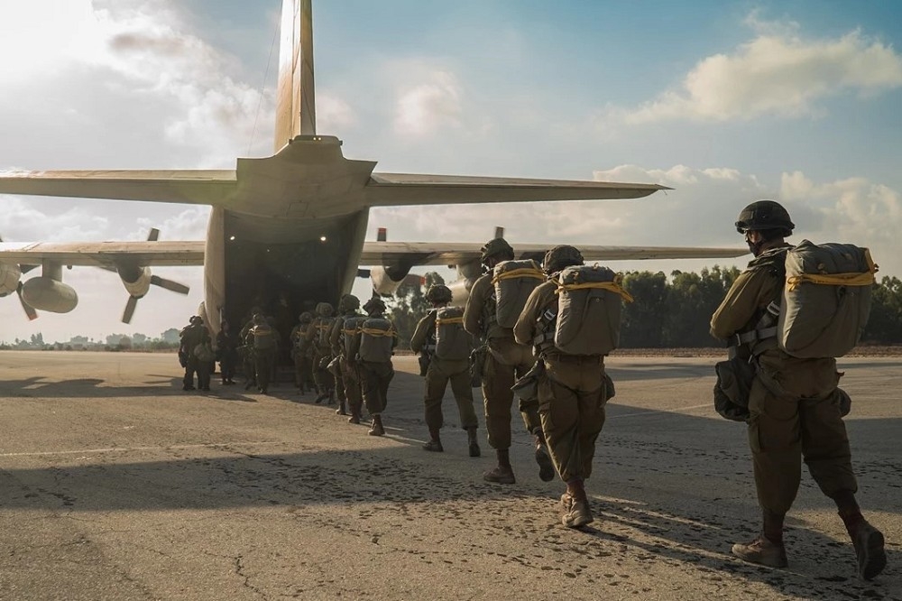 以色列防長證實戰力正在向北部轉移，圖為以軍空降部隊登機準備執行任務的畫面。（取自以色列國防軍網站）