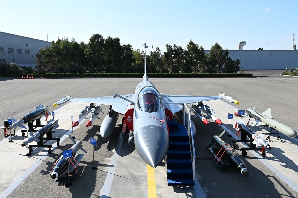 亞塞拜然向巴基斯坦採購的JF-17C戰機，首架於ADEX防展期間舉行交機典禮。（取自亞塞拜然總統府）